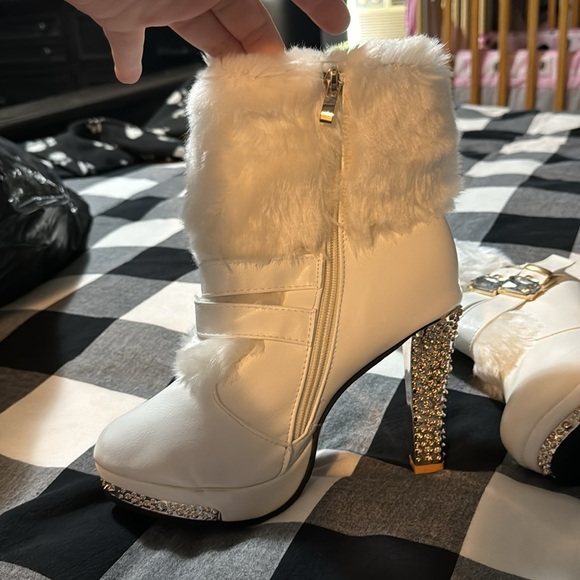 Never worn cute white ankle boots - Picture 3 of 3
